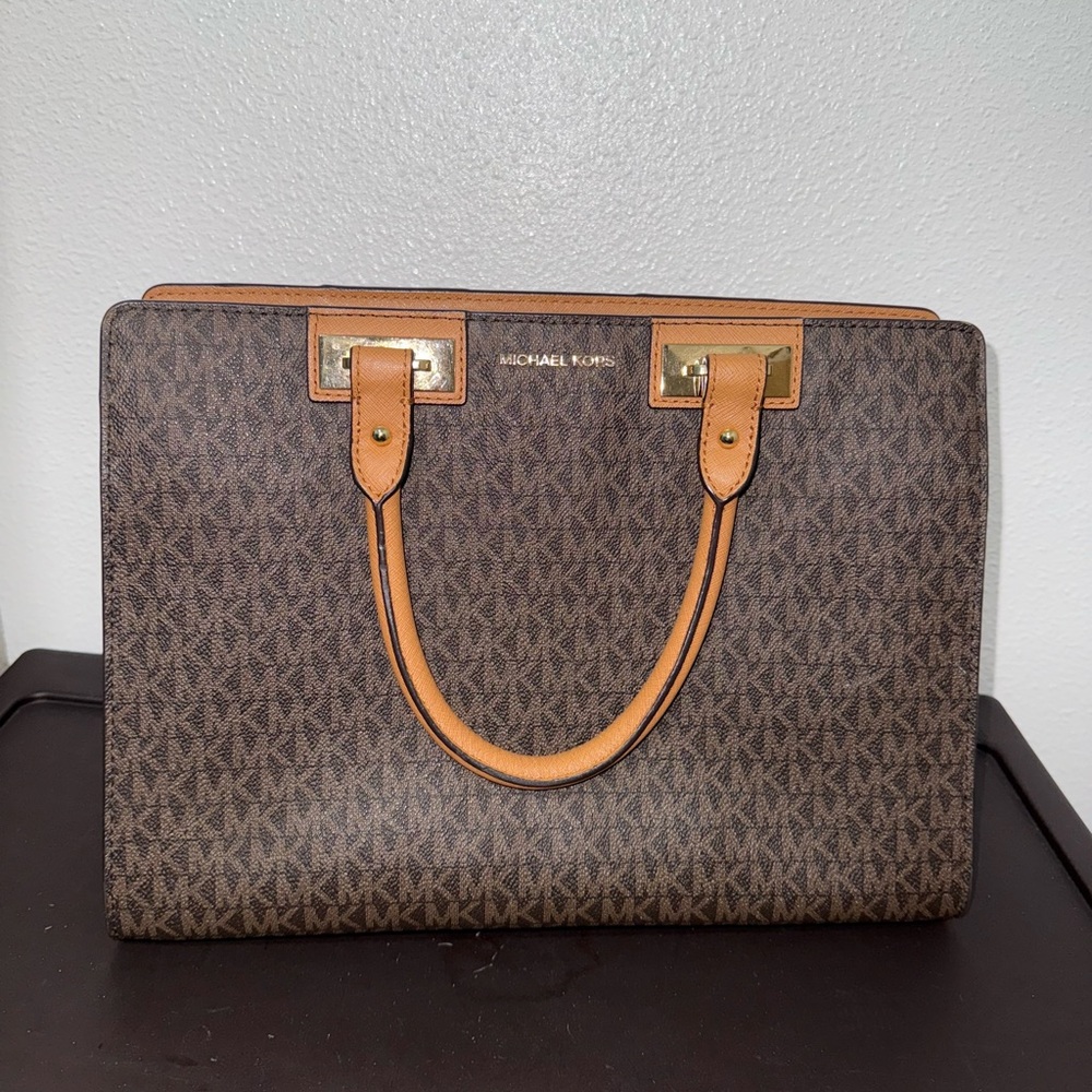 Michael Kors Signature MK Tote & Wallet Set - Picture 2 of 6